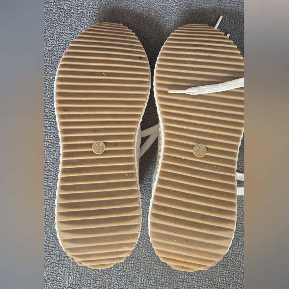 Universal Thread Cream Textured Sneakers - Picture 4 of 5